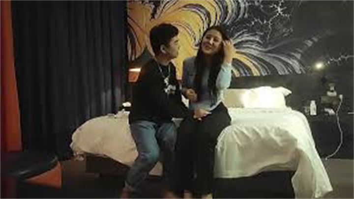 大圈高端,花臂纹身蓝衣妹妹,白色丝袜,打桩机后入猛顶,吃药就是利好持续爆操