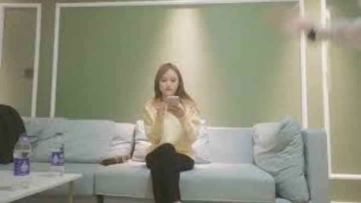 沙发约操青春外围小姐姐,近景AV视角展示后入啪啪激情无限