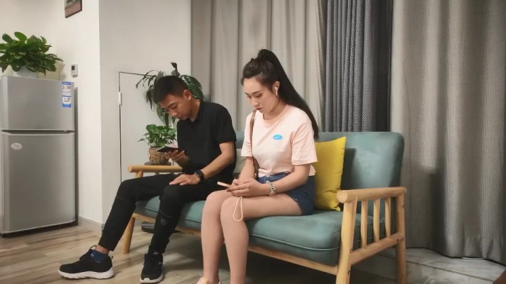 牛仔短裤漂亮妹子,一脸呆萌肉感美腿,抓着大屌深喉