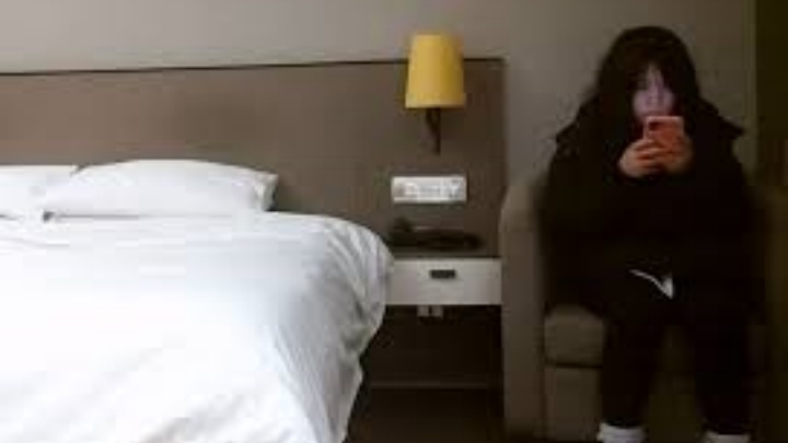 外围嫩妹妹,肉嘟嘟一线天粉穴,金手指插入狂扣,扛起双腿一顿操,大白屁股骑乘位