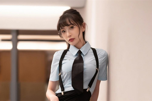 把男友困在他的面前与其他男生爱爱男友解困后轮棒潮吹颜射(下)