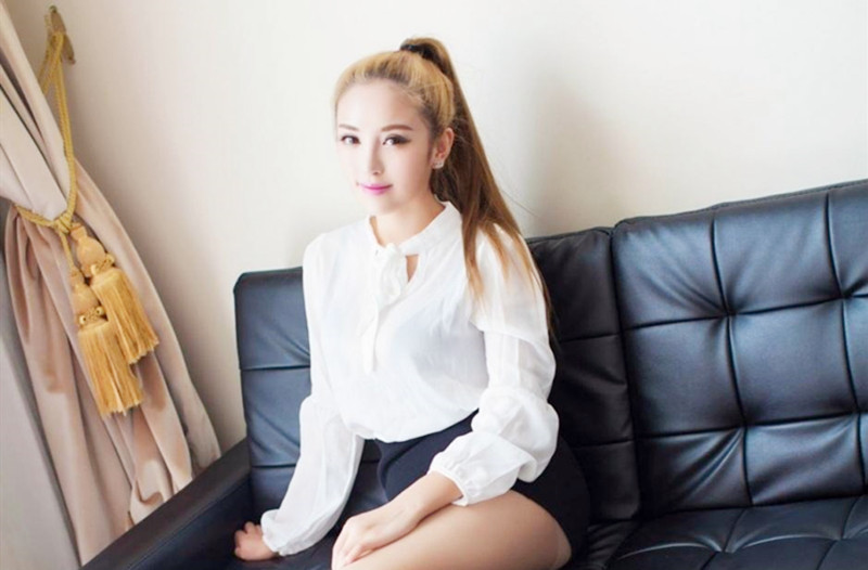 迎着早晨的阳光在酒店落地窗前爆草骚女,不知道对面有几个人看你骚货的样子