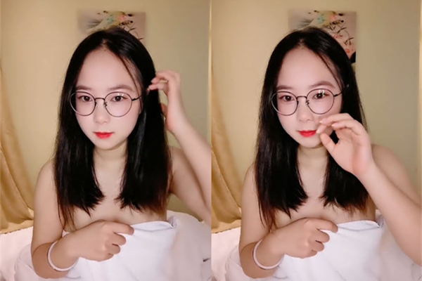 D罩杯新人眼镜小姐姐脱下内衣自己舔奶头!全裸手指扣穴炮友加入操逼忍不住抓起屌往逼里塞